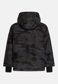 Svart kamouflagejacka med huva, i vattentätt material, långa ärmar med elastiska cuffar och en slät textur.