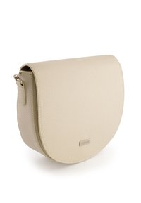 Krèmfärbige Lederhandtasche mit abgerundetem Klappen-Design, strukturiertem Oberflächen und dezentem Logodetail auf der Vorderseite. Verstellbarer Riemen enthalten.