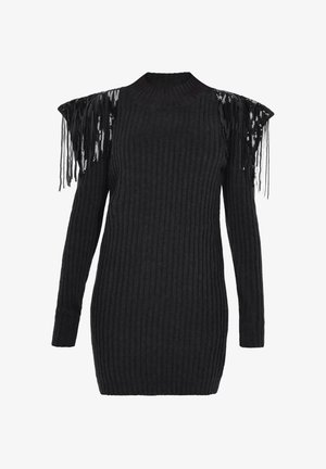 Fekete bordás kötött pulóver hosszú ujjakkal és magas gallérral, vállán bojtokkal díszítve.