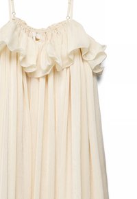 Robe plissée couleur crème avec encolure bardot à volants et fines bretelles réglables, suspendue sur un fond blanc.