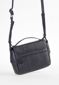 Marine lederen schoudertas met een rechthoekige vorm, ritsvak aan de voorkant en verstelbare schouderriem. Gladde textuur met minimale hardware.