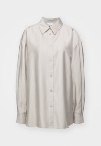 Camicia button-up color beige chiaro con sottili righe verticali, colletto classico e maniche lunghe. Presenta bottoni perlati. Design semplice e strutturato.