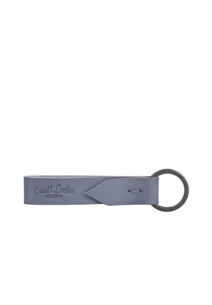 Blauer Leder-Schlüsselanhänger mit Metallring und geprägt "Gusti Leder studio" Logo am Riemen.
