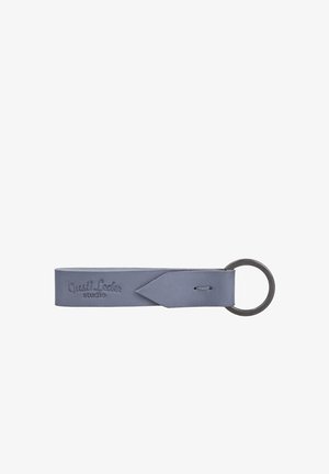Blauer Leder-Schlüsselanhänger mit Metallring und geprägt "Gusti Leder studio" Logo am Riemen.