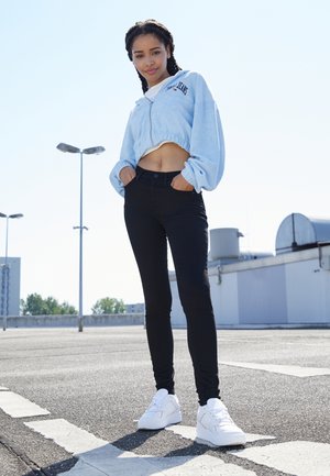 Tommy Jeans NORA MR SKINNY - Oprijete (skinny) kavbojke - denim