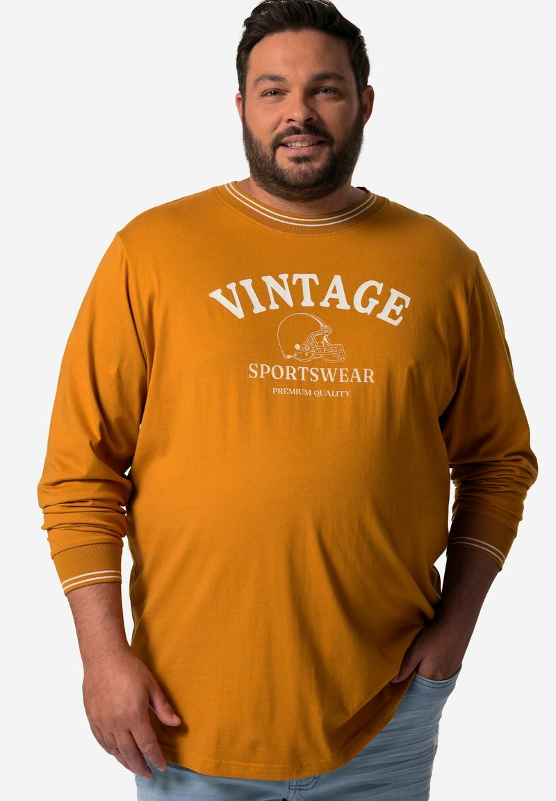 Langärmliges Senfgelb T-Shirt mit weißem, vintage Sportbekleidungs-Graphic, ausgestattet mit Rundhalsausschnitt und gestreiften Akzenten an den Bündchen.