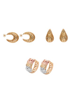 Drie paar oorbellen in goudkleur: opengewerkte halve maantjes, opengewerkte druppelvormen met rasterpatroon, en drieluikige gedraaide hoepels in goud-, rozen- en zilvertinten.