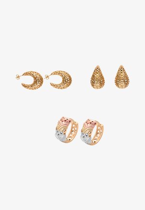 Trzy pary kolczyków w złotym odcieniu: ażurowe koła półksiężyce, ażurowe łezki z siatką oraz trzykolorowe skręcane koła w odcieniach złota, różowego złota i srebra.