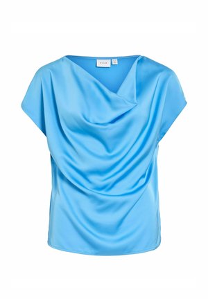 Lyseblå satengbluse med korte ermer og en drapert halsskjæring, vist på hvit bakgrunn.