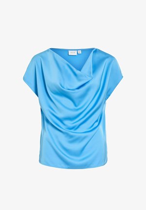 Bluza din satin bleu deschis cu mâneci scurte și decolteu drapat tip glugă, prezentată pe un fundal alb.