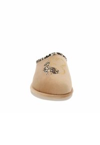 Pantofole beige con una morbida texture in suede, dettaglio in stampa leopardata attorno all'apertura e un motivo ricamato in oro sulla parte superiore.