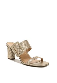 Gouden blokhak sandalen met geweven textielbandjes en een vierkante gesp. Voorzien van een gladde voetbed en een vierkante neusvorm.
