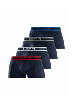 Vier Paare marineblaue Boxershorts mit elastischem Bund in Rot, Weiß, Grau und Blau, jeweils mit "Bench." auf dem Bund bedruckt.