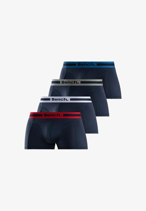 Vier Paare marineblaue Boxershorts mit elastischem Bund in Rot, Weiß, Grau und Blau, jeweils mit "Bench." auf dem Bund bedruckt.