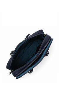 Borsa in pelle blu navy con texture liscia, dotata di chiusura con zip e due scomparti foderati in tessuto blu scuro. Manici superiori regolabili.