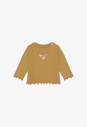 Bruin shirt met lange mouwen en een gekartelde zoom, met roze vlindergrafieken en de tekst "wees vriendelijk" gedrukt op de voorkant.