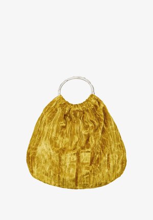 Miękka torebka z weluru w kolorze musztardowym z okrągłymi srebrnymi uchwytami w stylu bambusowym oraz marszczeniami materiału na górze.