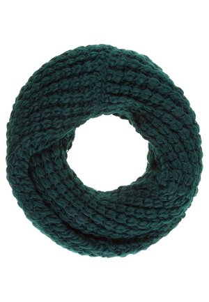 Tykt, mørkegrønt strikket infinity-halstørklæde med kraftige, teksturerede masker arrangeret i en cirkulær sløjfe.