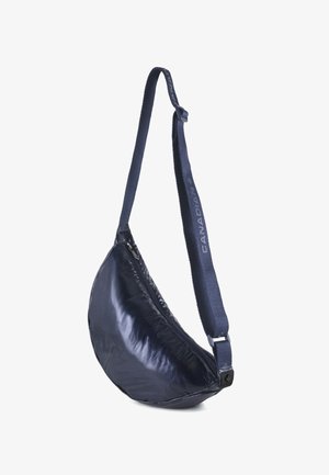 Mørkeblå, glansende materiale skuldertaske med en buet form, har en lynlåslukning og en tyk stofrem med logodetalje.