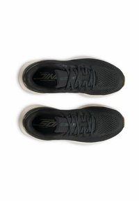 Une paire de chaussures de course Hovr noires d'Under Armour avec des semelles blanches, vues d'au-dessus sur un fond blanc.