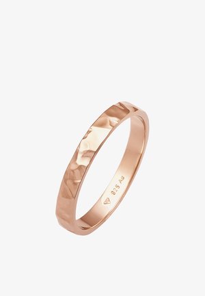 Ringe i rosaguld med en hamret tekstur, der har en glat band og er indgraveret med "925 Ag" på indersiden. Enkel og elegant design.