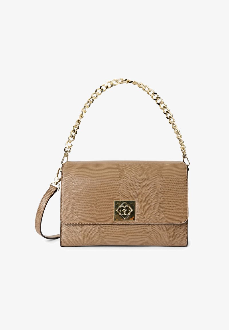 Borsa a mano in pelle beige con texture, manico a catena dorata e chiusura geometrica dorata sulla patta frontale.