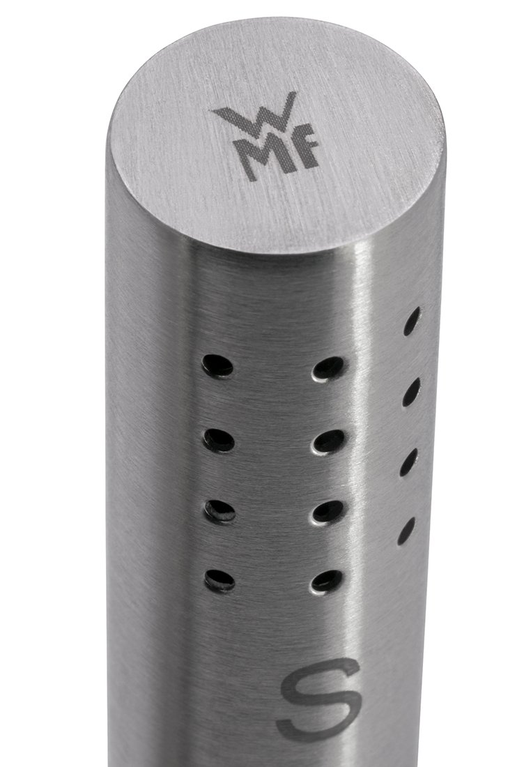 Macina pepe in acciaio inossidabile con una parte superiore rotonda, scanalature verticali e logo WMF inciso al laser. Presenta una finitura lucida e sei fori.