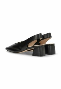 Zapatos slingback negros de piel suave, con puntera puntiaguda, detalles recortados en los laterales y un tacón bajo tipo block.