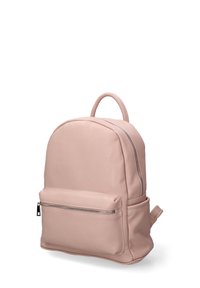 Zaino in pelle rosa con design arrotondato. Presenta una tasca frontale con zip, una tasca laterale e una maniglia superiore per il trasporto. Texture liscia.
