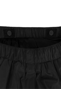 Schwarzer elastischer Bund mit gerafftem Textur, ausgestattet mit zwei Knöpfen und einem Innenfutter, Teil einer Shorts oder Hose.