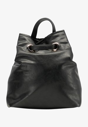 Sac seau en cuir noir avec une texture douce, un design froncé et des accents en métal circulaire sur la fermeture à cordon.