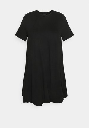 Robe noire ample à manches courtes, avec encolure ronde et ourlet évasé, présentée sur un fond gris clair uni.