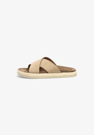 Sandalia de piel color beige con tiras anchas entrecruzadas, plantilla acolchada y suela texturizada sobre fondo blanco.