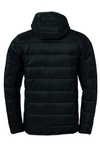 Schwarze Pufferjacke von hinten betrachtet. Sie verfügt über eine Kapuze, ein gestepptes Design mit horizontalen Nähten und ein glattes, glänzendes Material.