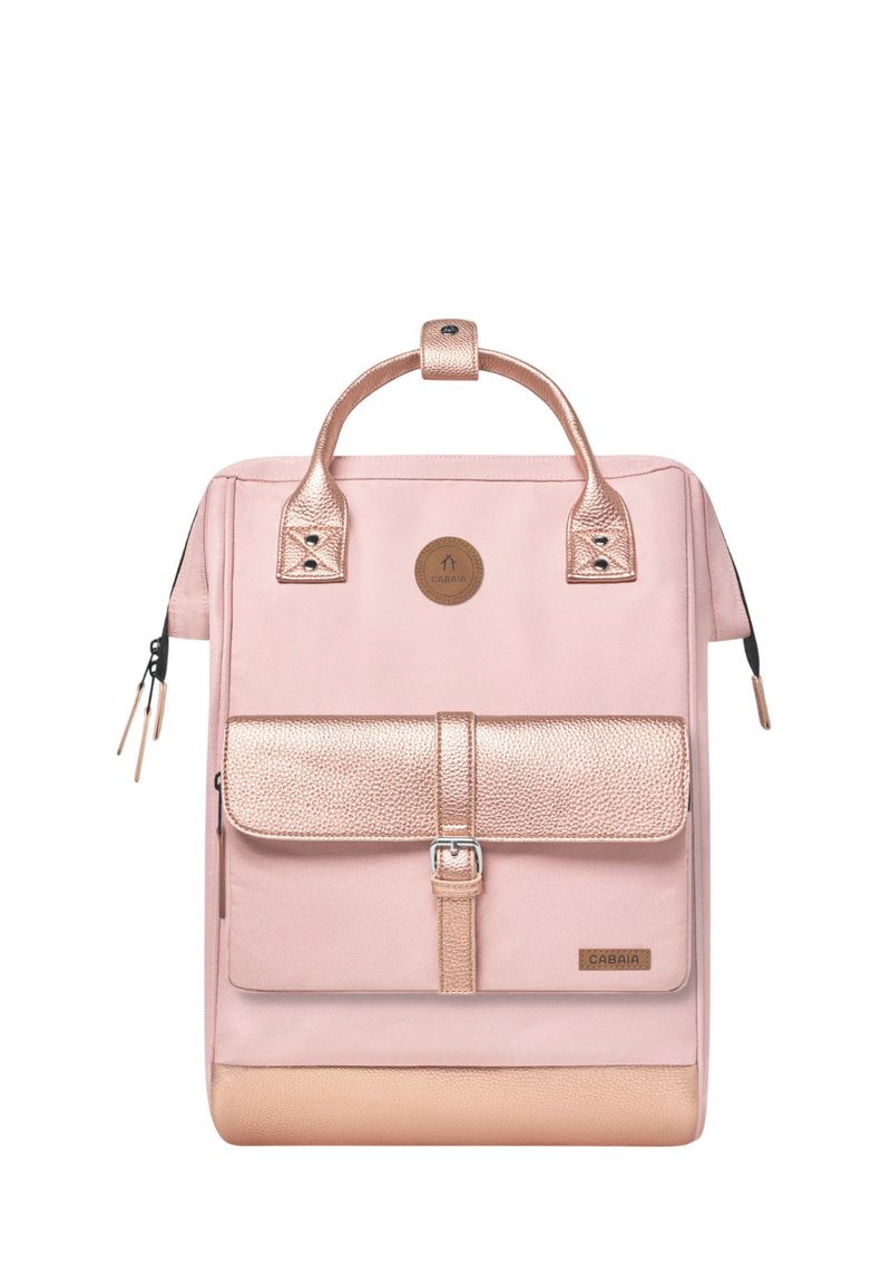 Sac à dos rose avec des accents métalliques dorés rosés, rabat texturé, poignées solides, fermeture éclair et un patch logo sur le devant.