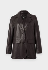 Zwarte faux leren blazer met notch revers, twee knopen en klepzakken, tentoongesteld tegen een witte achtergrond.