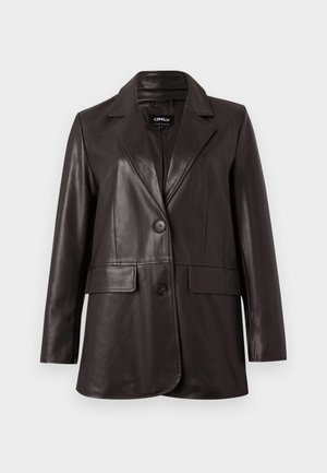 Blazer negro de cuero sintético con solapas de muesca, dos botones y bolsillos de solapa, exhibido sobre un fondo blanco.