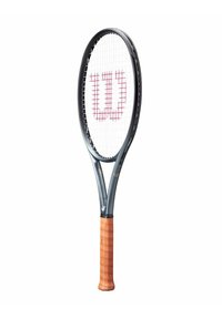 Tennisracket met een zwart frame, een bruine grip en witte snaren, met een groot rood "W" logo in het midden.