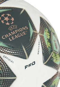 UEFA Champions League voetbalt, wit met zwarte en groene accenten, voorzien van gestructureerde panelen en een sterrenpatroon, gemarkeerd met "PRO" en "OFFICIAL."