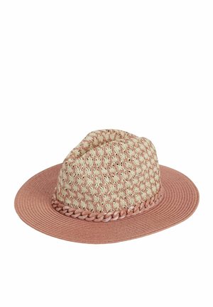 Kapelusz w stylu Fedory z plecioną beżowo-różową koroną, szerokim różowym rondem i różową plastikową łańcuszkową ozdobą przy podstawie.