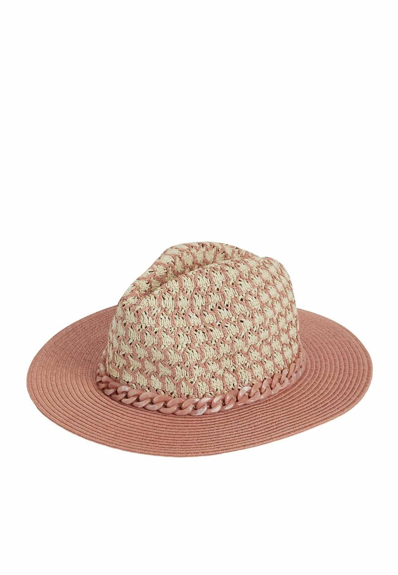 Chapeau style Fedora avec couronne tissée beige et rose, large bord rigide rose, et garniture en chaîne en plastique rose autour de la base.