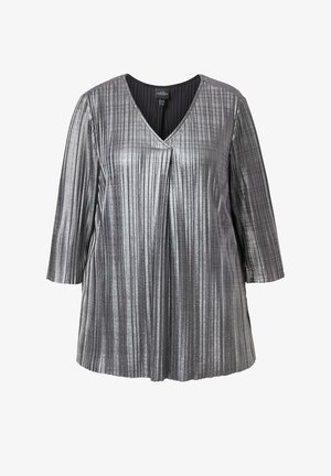 Sølvfarvet plisseret top med v-hals og trekvartlange ærmer. Fremstillet af et letvægts, skinnende stof med en flydende silhuet.