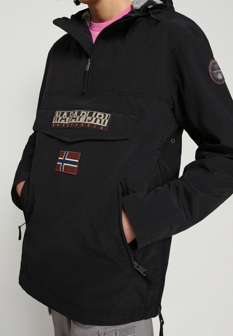 Schwarze leichte Jacke mit einer Fronttasche, die mit dem "Napapijri"-Logo und einem kleinen norwegischen Flaggenpatch versehen ist. Sie verfügt über eine Kapuze und seitliche Reißverschlusstaschen.