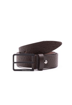 Cintura in pelle marrone con motivo circolare impressa, dotata di una fibbia quadrata in metallo nero e di un bottone a pressione vicino alla fibbia.