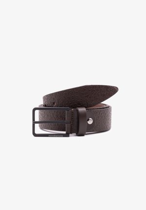 Cintura in pelle marrone con motivo circolare impressa, dotata di una fibbia quadrata in metallo nero e di un bottone a pressione vicino alla fibbia.