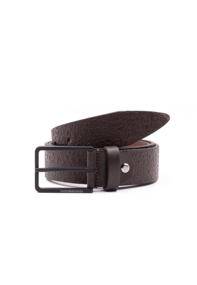 Cintura in pelle marrone con motivo circolare impressa, dotata di una fibbia quadrata in metallo nero e di un bottone a pressione vicino alla fibbia.