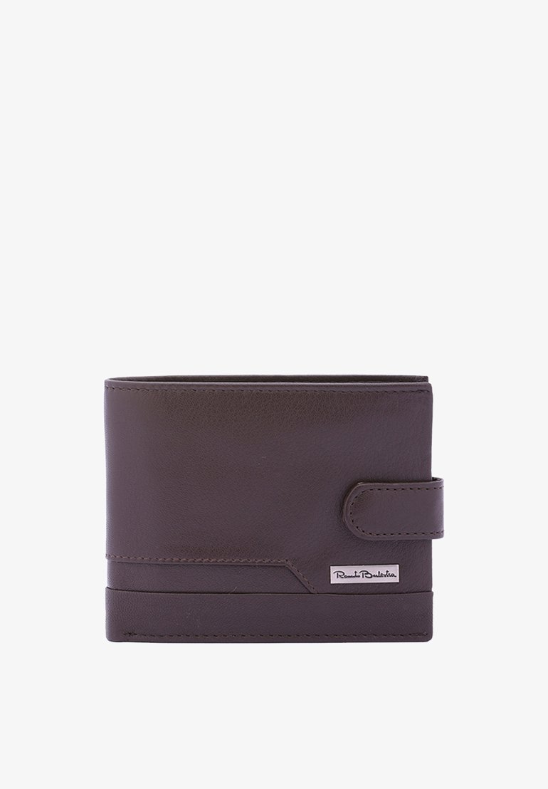 Portefeuille en cuir marron avec une texture lisse, de forme rectangulaire et à fermeture à pression. Présente des coutures discrètes et une petite plaque avec le logo.