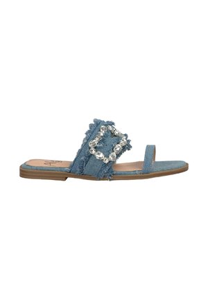 Infradito in denim con bordi sfilacciati, una larga fascia con una grande fibbia di strass, suola piatta e colore azzurro chiaro.