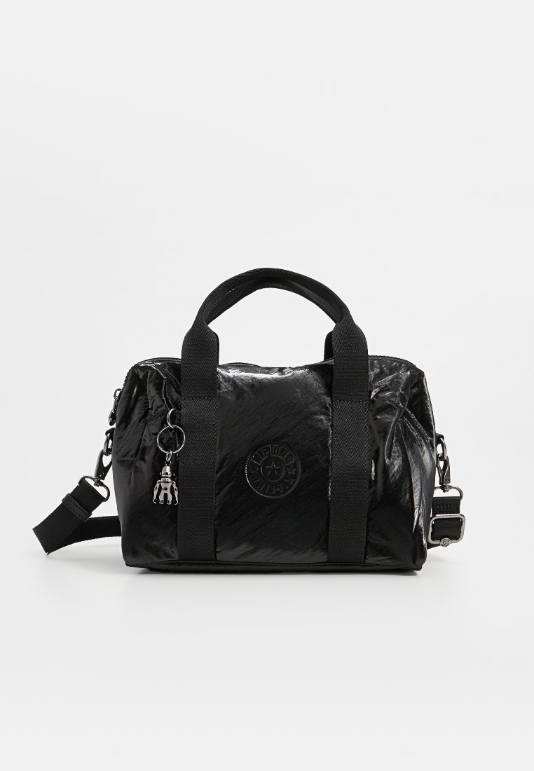 Borsa a sacca nera realizzata in materiale lucido. Presenta due manici corti, una tracolla removibile, una patch con il logo e un piccolo charm attaccato.