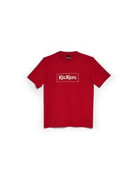 Camiseta de algodón roja con mangas cortas y cuello redondo, que presenta un logotipo rectangular blanco con el texto "Kickers" en el centro.